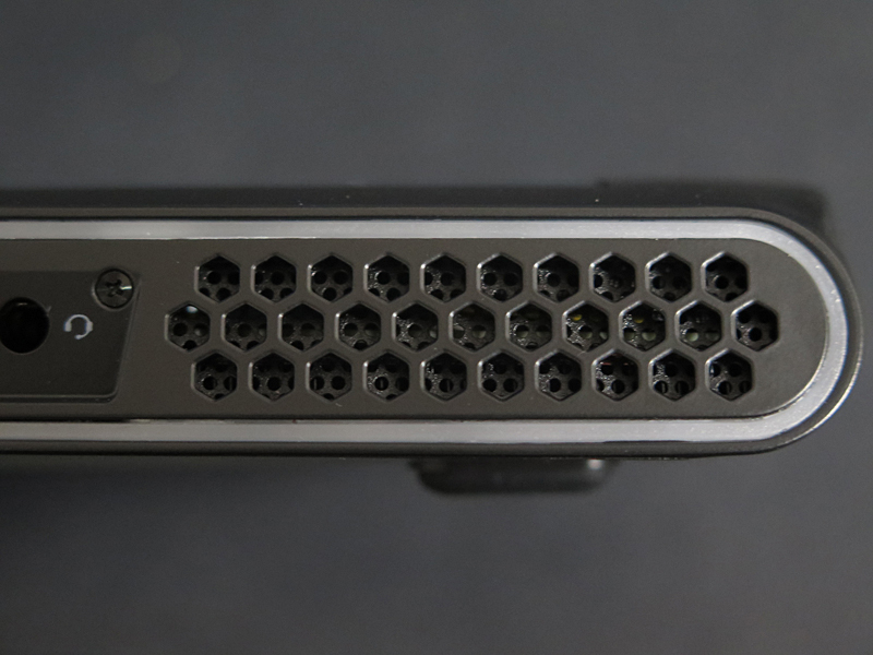 排気口は中にパンチ穴が開けられた板が入っているのだが、EMI対策だろう