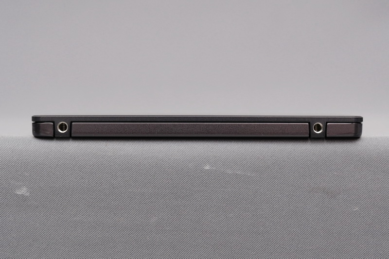 2.5インチサイズで高さは6.8mmとなっている