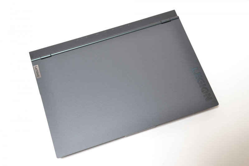 天面の端にロゴが入っている。全体としてはシンプルなデザイン