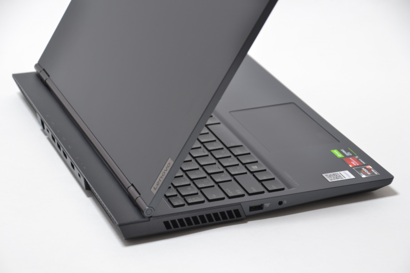 本体奥側はディスプレイ部より少し出っ張った形状になっている