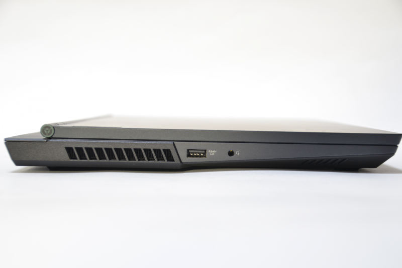 左側面にUSB端子とヘッドフォン端子