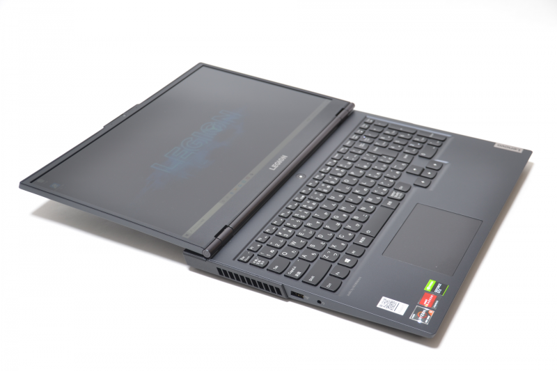 ディスプレイはほぼ180度開く。本体にそれなりの重量があるので、ディスプレイを大きく開いてもバランスは悪くない