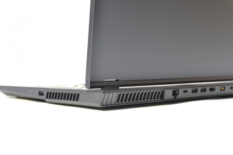 背面と側面後方から排気される