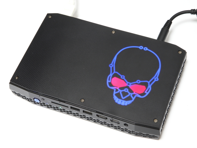 Intelが提唱した新しいミニPCフォームファクターとなる「NUC(Next Unit of Computing)」に基づく自作PCキット。モバイル向けのCPUを採用して超小型PCを簡単に自作することができる。右は2018年発売のHades Canyonで、ゲームプレイも可能なパワフルな製品
