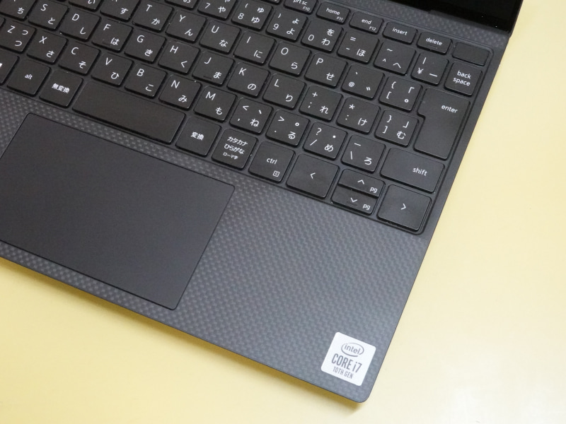 Cカバーはカーボンと強化プラスチック