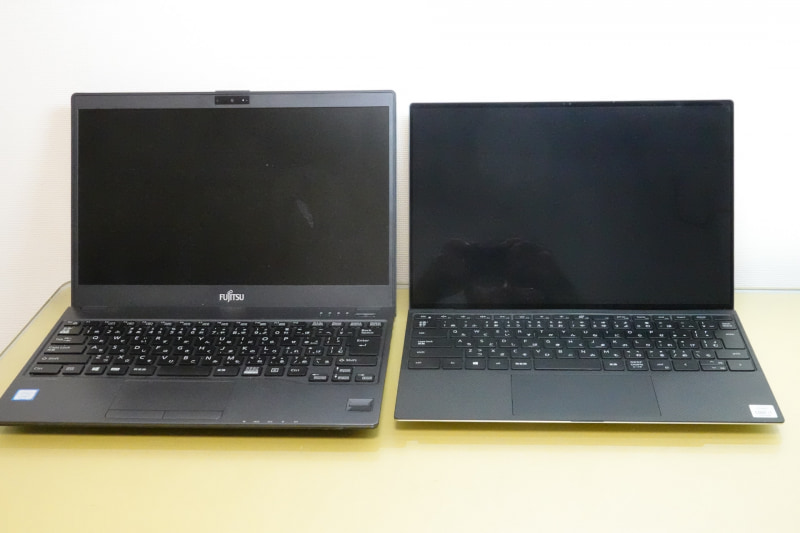 富士通のLIFEBOOK UH90/B3との比較。LIFEBOOK UH90/B3は左右は狭額縁になっているが上下はなっていない。このため縦方向の大きさが違うことがわかる
