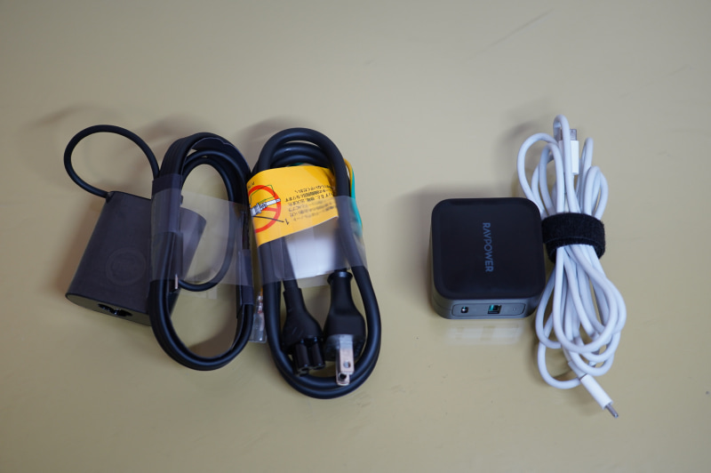 2つを比較しているところ、ケーブルの取り回しや収納性などでもRAVPowerの「RP-PC133」とAppleの「USB Type-C充電ケーブル(2m)」が便利だ。