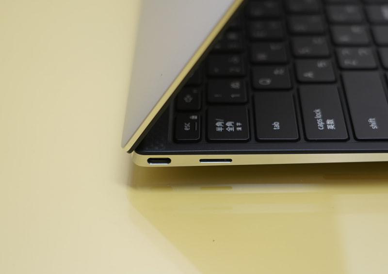 本体の左側面、DisplayPort Alt Mode対応のThunderbolt 3が1つと、microSDカードスロット