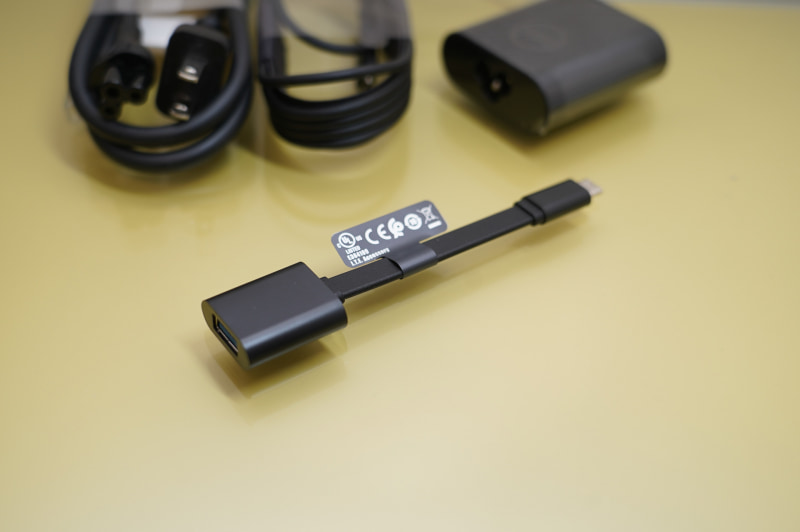 パッケージにはUSB Type-CからUSB Type-Aへの変換ケーブルが1つバンドルされている