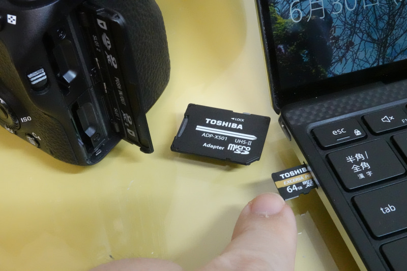カメラからデータをPCに取り込む時にはmicroSDカードアダプタから取り出して、microSDカードスロットに入れる