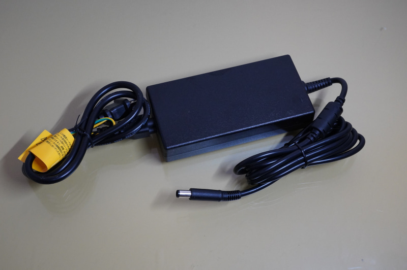 付属のACアダプタは180Wと大容量なのでデカイ。ただ、その分XPS 13に急速充電できる