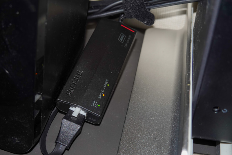 バッファローの2.5Gに対応したUSB Ethernetアダプタ「LUA-U3-A2G」、中央の「Speed」ランプがオレンジの時は2.5Gでつながっていることを示している