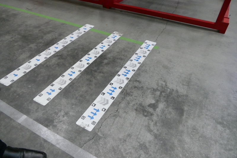 床面のランドマーク。コンクリート床に貼れる