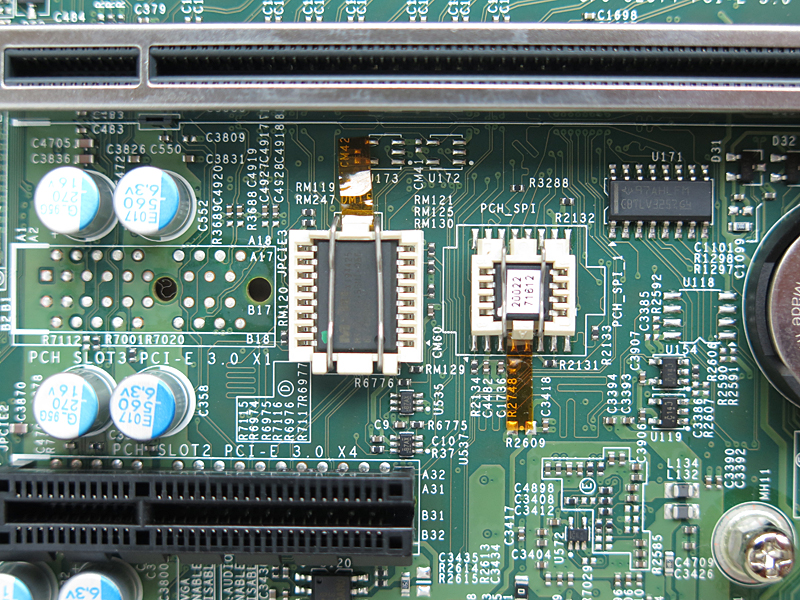 BIOSを格納するSPIフラッシュと、BMC用のフラッシュ