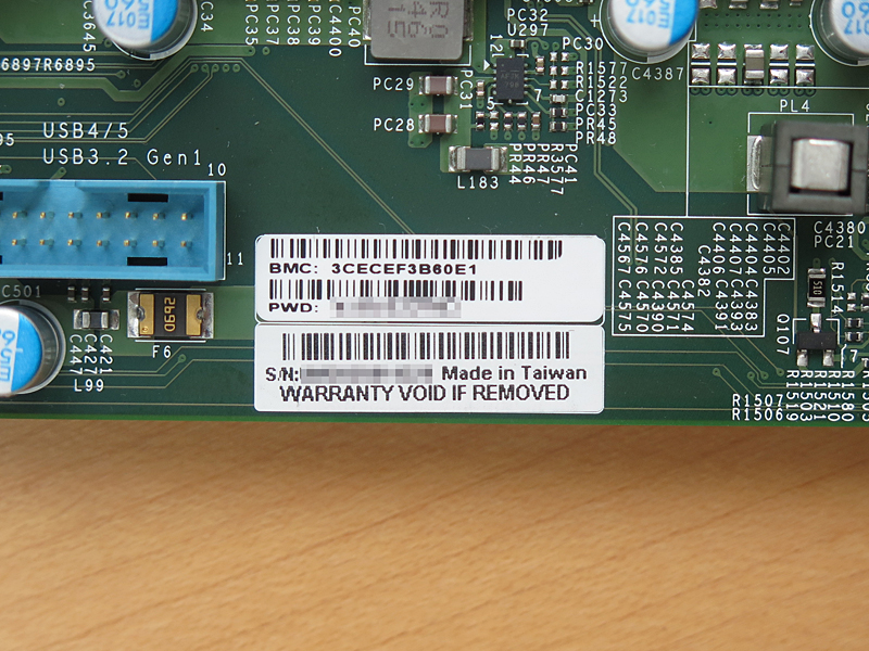 BMCのデフォルトパスワードはマザーボードにシールのかたちで貼られている