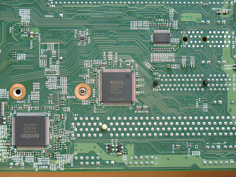 SuperI/OやPCI Express→PCI変換の「89HPEB383ZBEMG」は裏面に実装されている