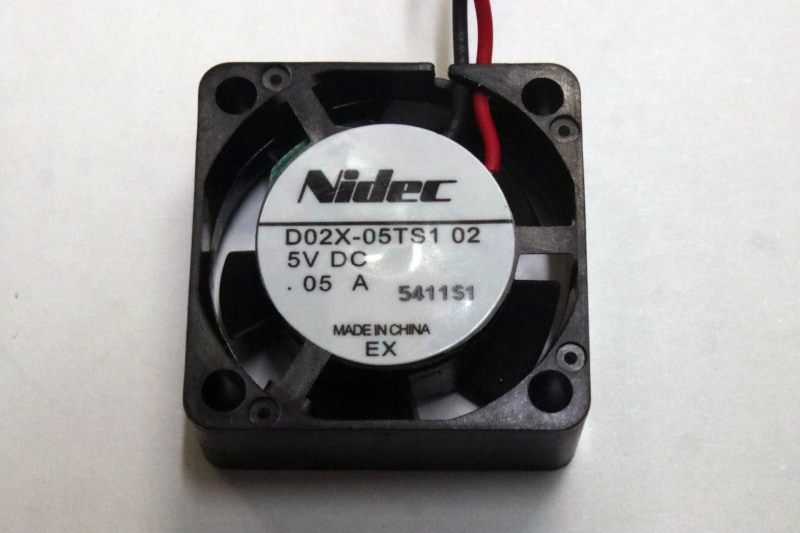 いろいろ試した結果、静かで風量が稼げて、5VでイケるのはNidecのD02X-05TS1