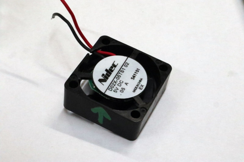 ファンに電圧をかけてみて、風向をしらべて矢印を書いておく