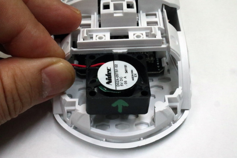 日本人の筆者は、上部の支柱に何とかネジ止めできるんじゃないか!?と考えた!