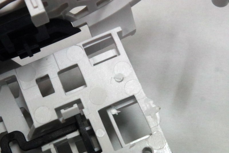 突起をカットしてドリルで穴あけ