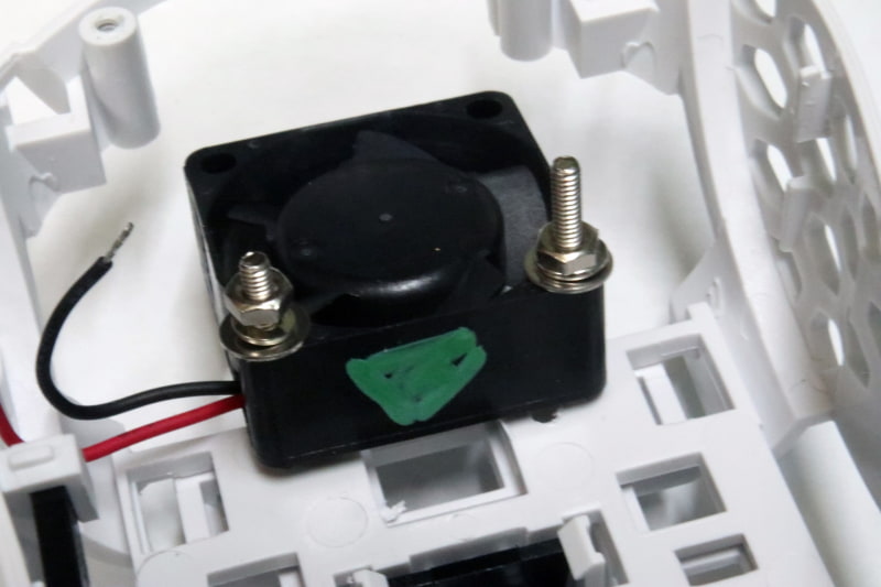 たぶん手汗で湿度が高くなるので、ネジはステンレス製