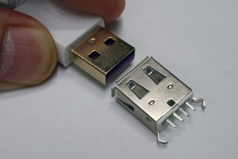 USBオスコネクタの板でふさがっている面を下にすると、向かって右が5V、左がGND(-)になる