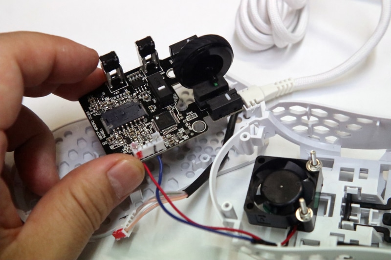 ファンの電線をはんだ付け。なんか青の電線ははんだづけヘタクソなのは勘弁してくだせー!