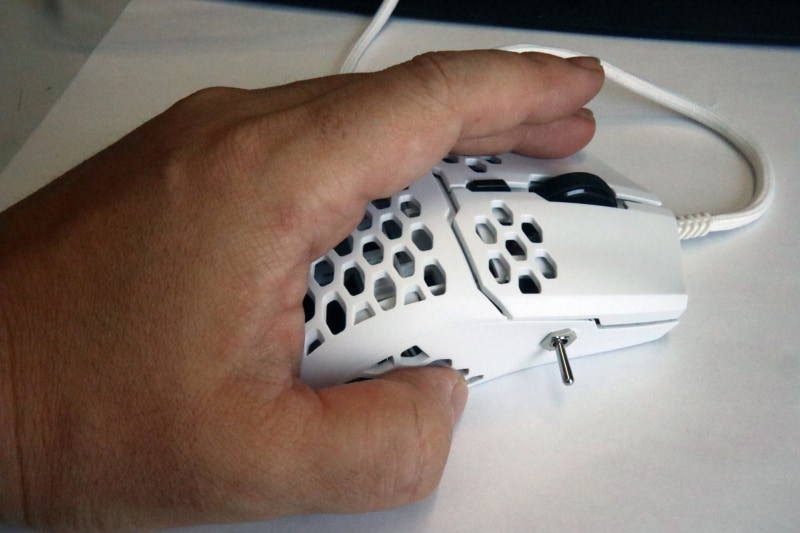 筆者が作成したファン内蔵の「冷えマウス」。これからの季節にぴったり!?