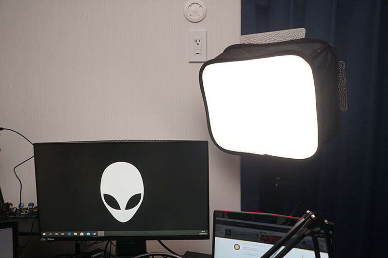 照明にはソフトボックスを取りつけ、アームでPCデスクに設置した