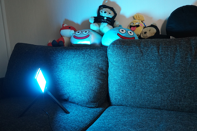 サブ照明に青のフィルターをつけ、壁を青くぼんやりと照らした