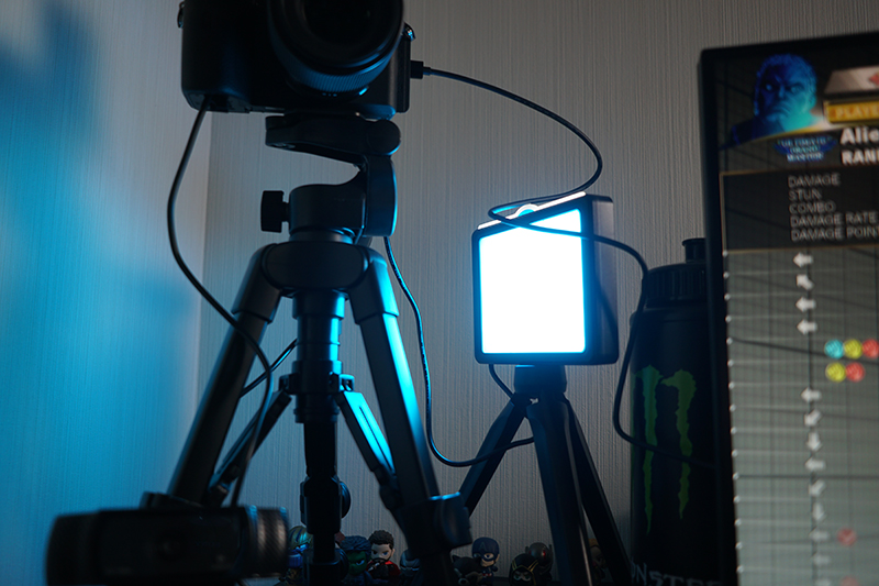 もう1台はカメラそばに置き、フィルライトとして使うことに