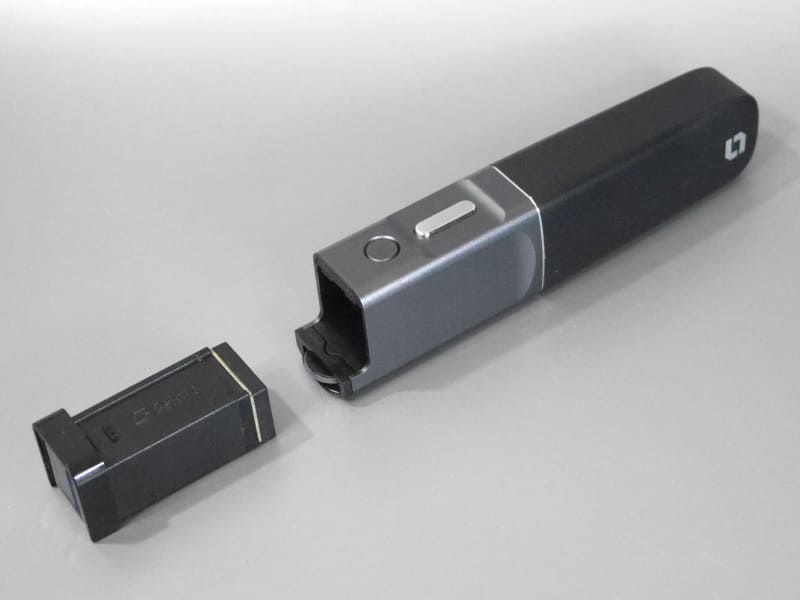 本体の先端にインクカートリッジを挿入して使用する。丸いボタンを押すとイジェクトされる