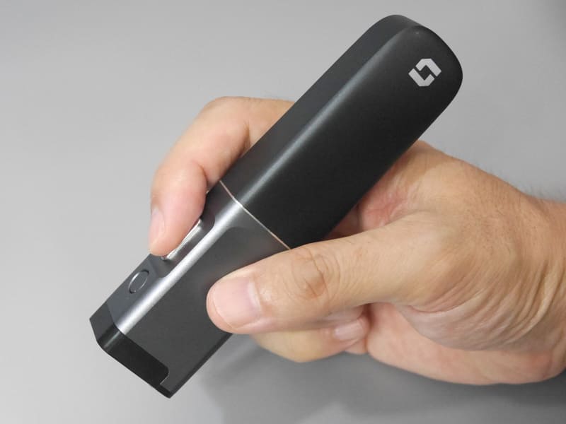 利用時は人差し指の位置にあるボタンを押しながら印刷を行なう。連続稼働時間は3時間で、バッテリ残量はスマートフォンアプリ側で確認できる