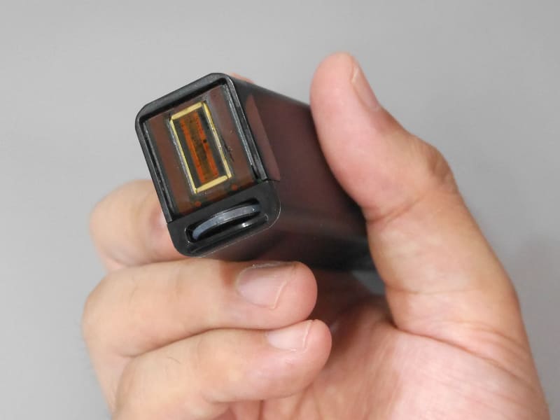 本体先端のプリントヘッド。その下にあるローラーを印字面に当て、横にスライドさせることで印刷される