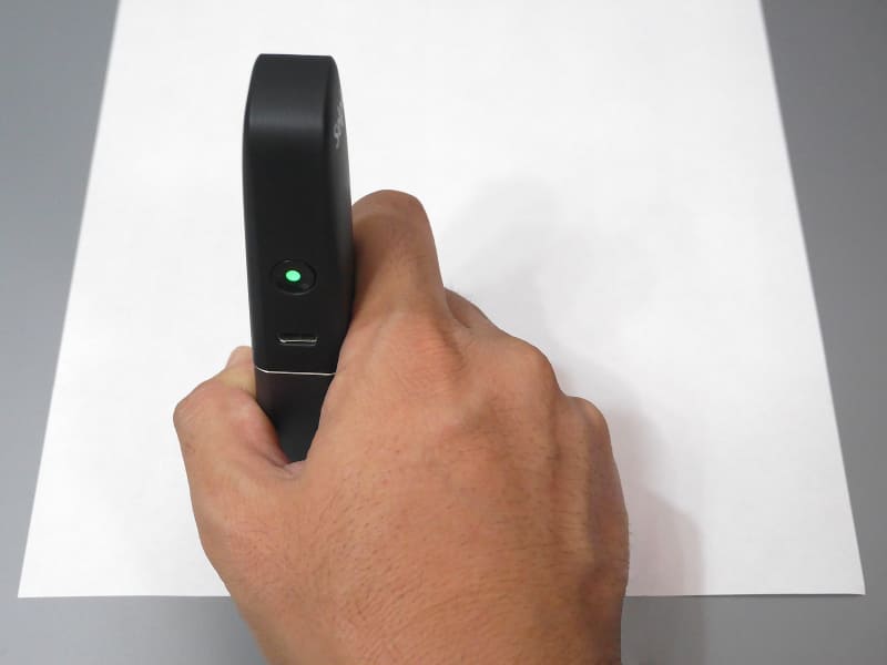 印刷先となる素材の上に垂直に押し当て、左から右へとスライドさせる。かなり高速に動かしてもきちんと印字できる