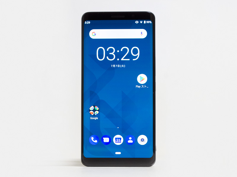 パネル中央上に前面カメラ。左右は結構狭額縁