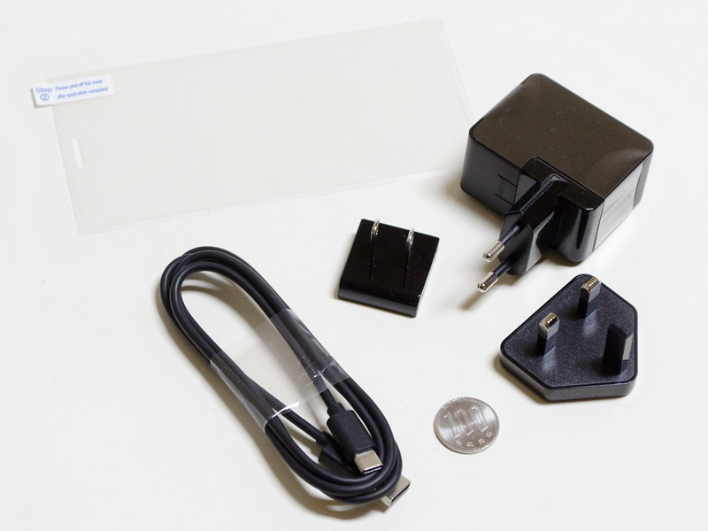 付属品。パネル保護フィルム、Type-A/Type-Cケーブル、ACアダプタと交換用プラグ(製品版とは異なる)