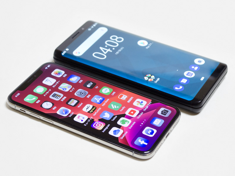 iPhone Xとの比較。幅はほぼ同じ、長さはパネルサイズ分大きく、厚みはほぼ倍(7.7mm vs 13.98mm)