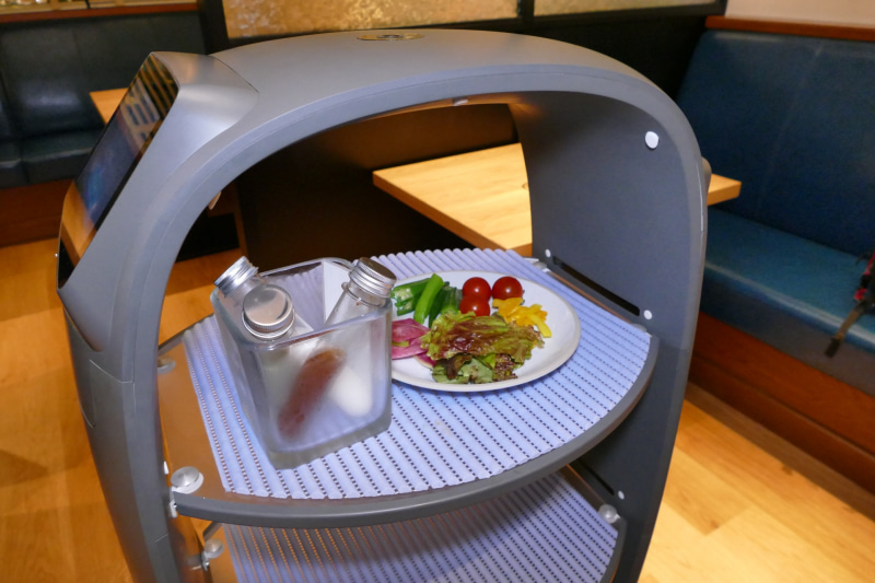 届けられたサラダとドレッシング