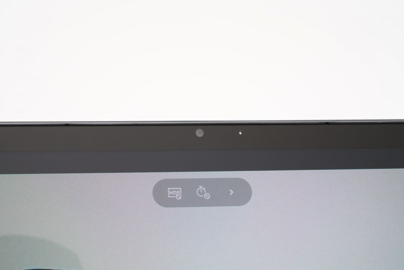 ディスプレイ上部に約92万画素のWebカメラとデュアルマイクが内蔵されている