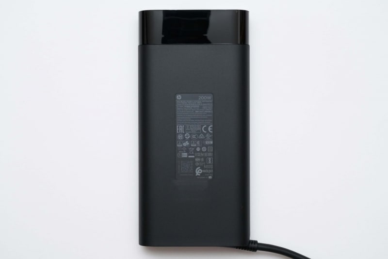 ACアダプタの型番は「ADP-200HB B」。仕様は入力100-240V～3A、出力19.5V 10.3A、容量は200W