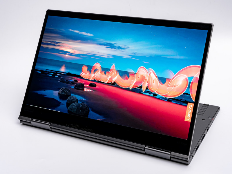 ヒンジは360度回転し、ノートPCとしてもタブレットとしても、その中間のスタイルでも利用できる