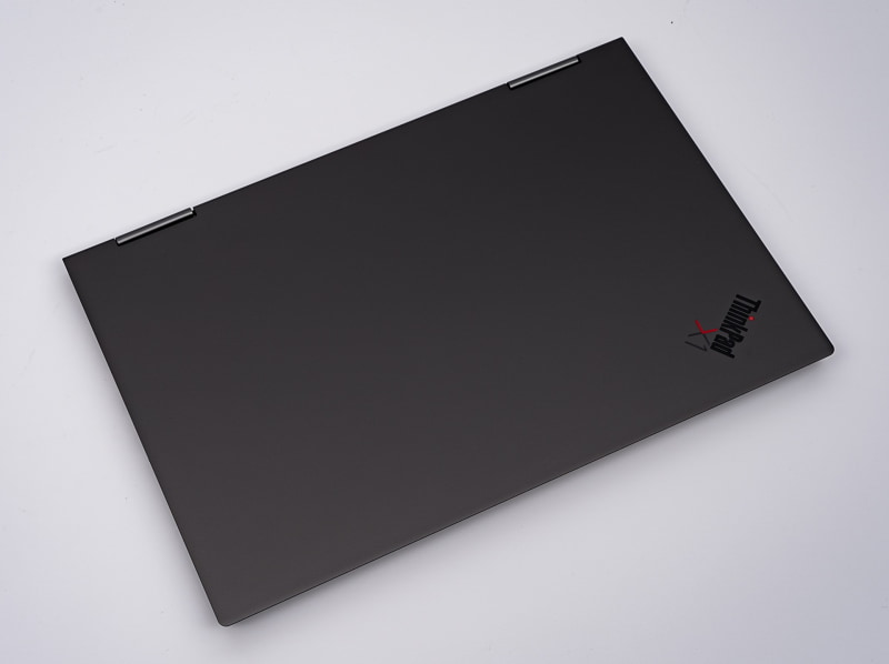 アルミニウムの削り出しで成型された筐体。「アイアングレー」と呼ばれるグレーのカラーリングを採用している