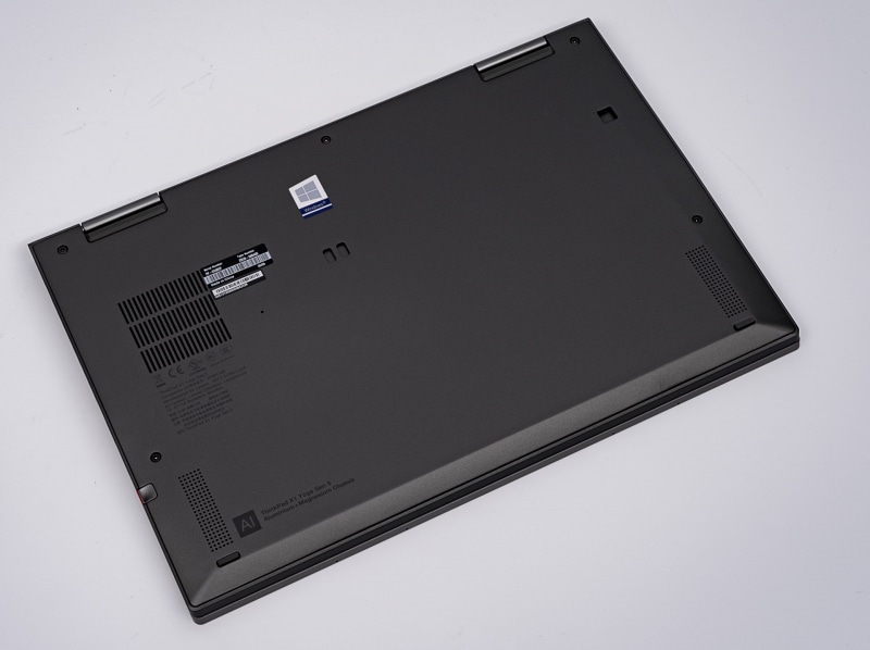 シンプルなデザインの底部。手前側にサブウーファを2基搭載している