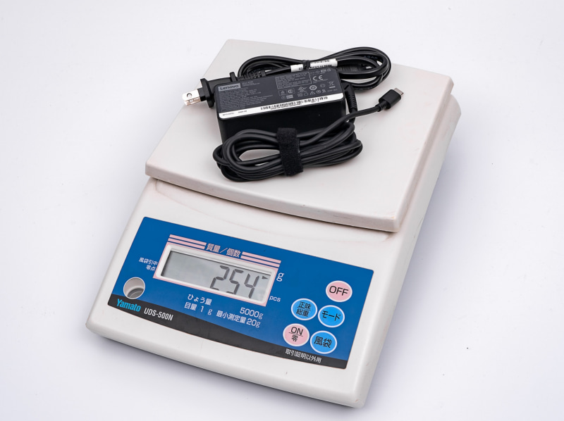 付属のACアダプタ(最大出力45W)の実測サイズは、約40×93×28.5mm(幅×奥行き×高さ)。ケーブル込の実測重量は254gだった