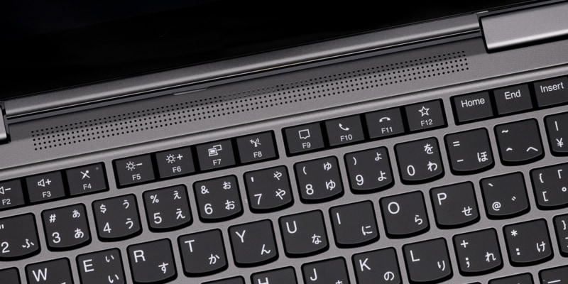 キーボード奥と底部合計でスピーカーを搭載するクアッドスピーカーシステムを採用。Dolby Atmosにも対応しており、臨場感あるサラウンドサウンドを楽しめる。