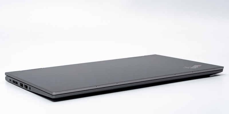 前面。天板にある穴はデジタルマイクだ