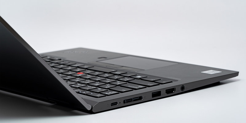 HDMI、USB 3.0、ヘッドフォン/マイク兼用端子のほか、充電用端子を兼ねるThunderbolt 3が2基ある。手前側のThunderbolt 3には独自の「イーサネット拡張コネクター2」が隣接している