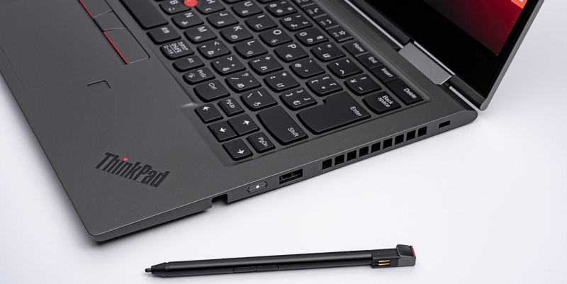 専用の「ThinkPad Pen Pro」が標準で付属。ペンスロットに入れておけば充電できるので便利だ。4,096段階の筆圧検知に対応する。適度な摩擦があってソフトな描き味。視差や遅延などもほとんど気にならない