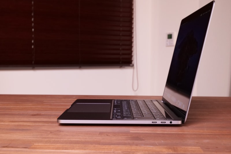 右側面はUSB Type-Cのほかにオーディオ入出力3.5mmジャックを配置。CTIA仕様の4極プラグ対応なので、スマートフォンやゲーム機用のヘッドセットをマイク-ヘッドフォン分岐ケーブルなしで利用できる